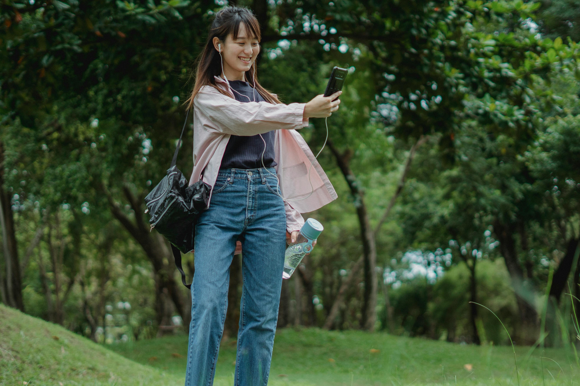 Tôi thường cùng anh đi dạo qua màn hình điện thoại - Ảnh minh họa: Pexels