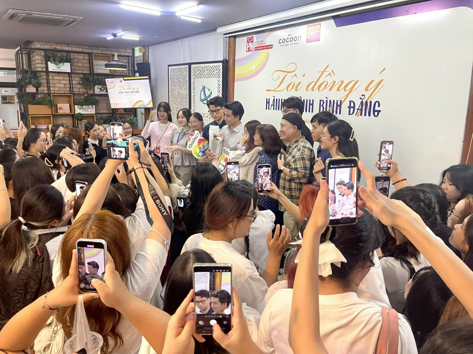 Thử giải mã hiện tượng Gen Z quấy rối thần tượng Chương trình hội thảo của cặp đôi Bùi Anh Ninh - Nguyễn Tùng Dương cùng các khách mời được lan truyền trên mạng xã hội do các khán già phát trực tiếp và liên tục cập nhật thông tin, hình ảnh lên mạng xã hội - Ảnh: Tô Diệu Hiền