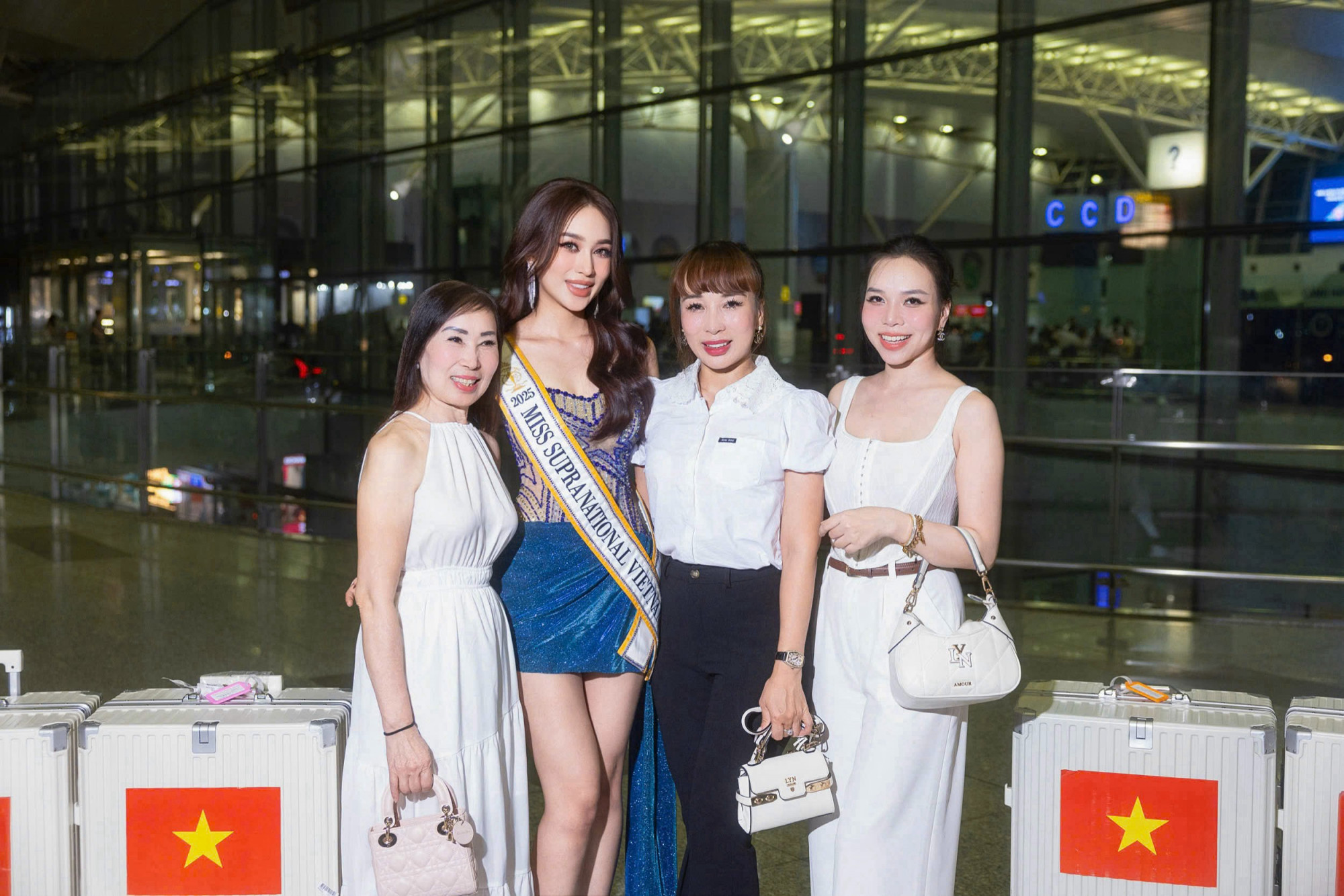 Người đẹp vui vẻ giao lưu với người hâm mộ tại sân bay và hạnh phúc khi được gia đình toàn lực ủng hộ. Đặc biệt, cả gia đình Kỳ Duyên cũng đến động viên con gái thi tốt ở Ba Lan. 