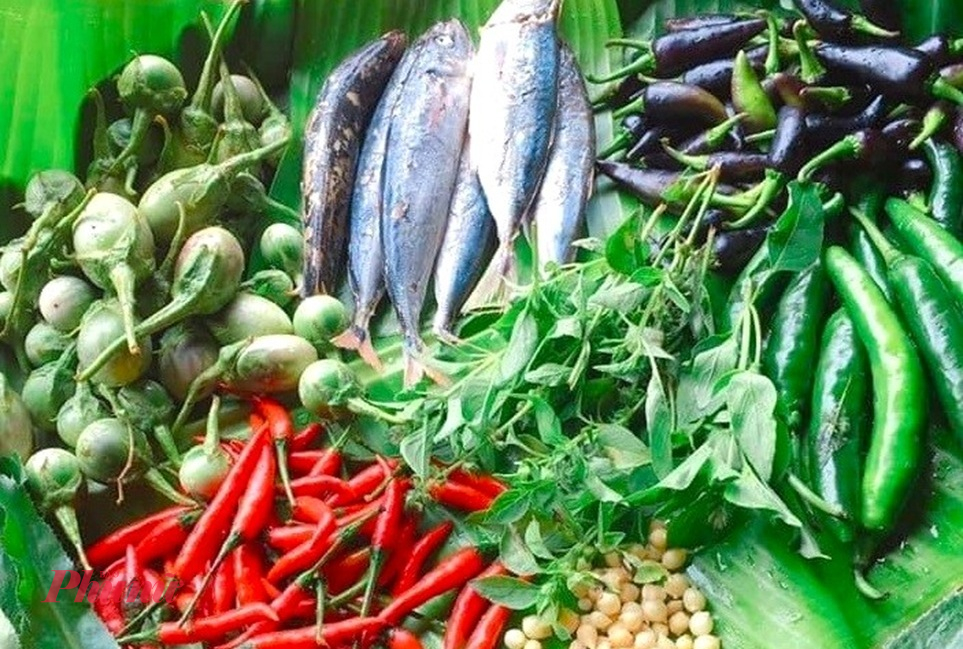 Những nguyên liệu mộc mạc, gần gũi với thiên nhiên làm nên nhiều món ăn độc đáo của người Ê Đê - Ảnh: N.B.