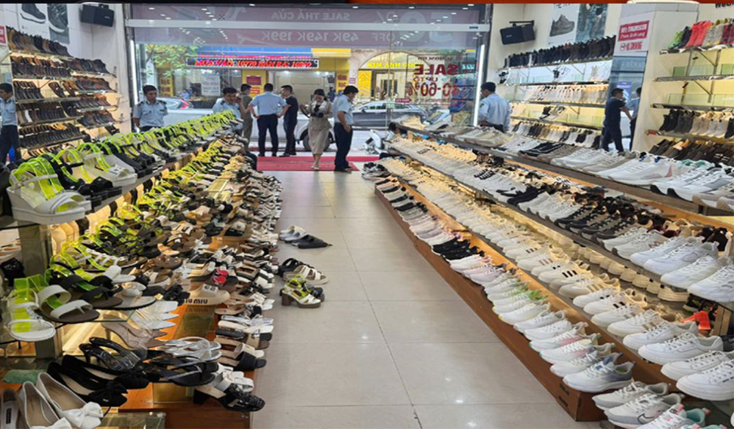 Nhiều mẫu giày, dép, thắt lưng, ví, túi có dấu hiệu giả mạo các nhãn hiệu nổi tiếng được bày bán ở cửa hàng Tùng Moscow - Ảnh công an cung cấp