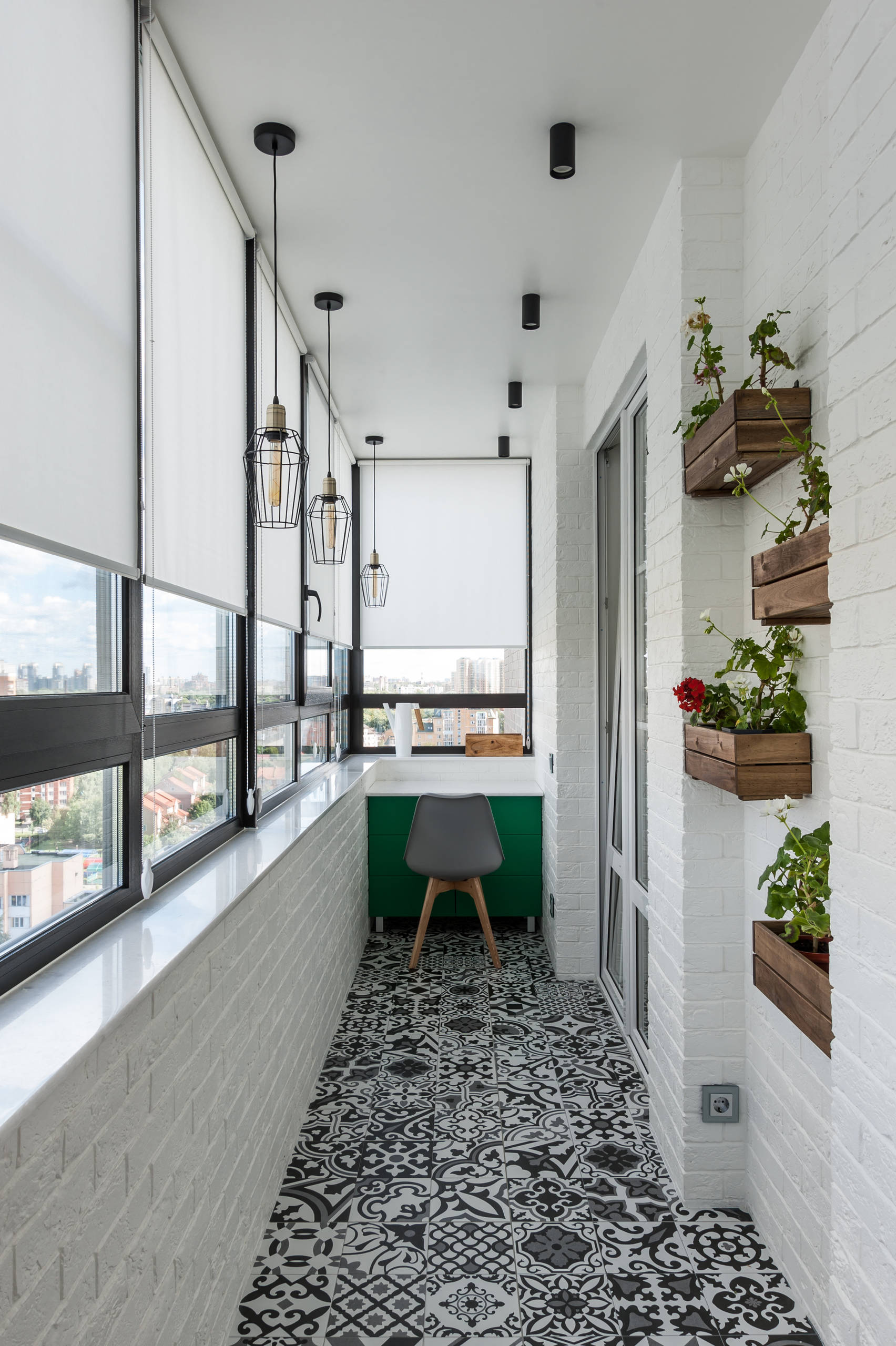 Văn phòng Sunroom dài và hẹp với gạch lát sàn màu đen và trắng Trên sàn của  thiết kế văn phòng sunroom hẹp và dài  , gạch hoa văn dân tộc màu đen và trắng được ưa chuộng, trong khi vật liệu phủ giống gạch màu sáng được sử dụng trên tường. Rèm được thêm vào cửa sổ để đảm bảo sự riêng tư và kiểm soát ánh nắng mặt trời. Houzz.com – Tín dụng |  © Константин Никифоров