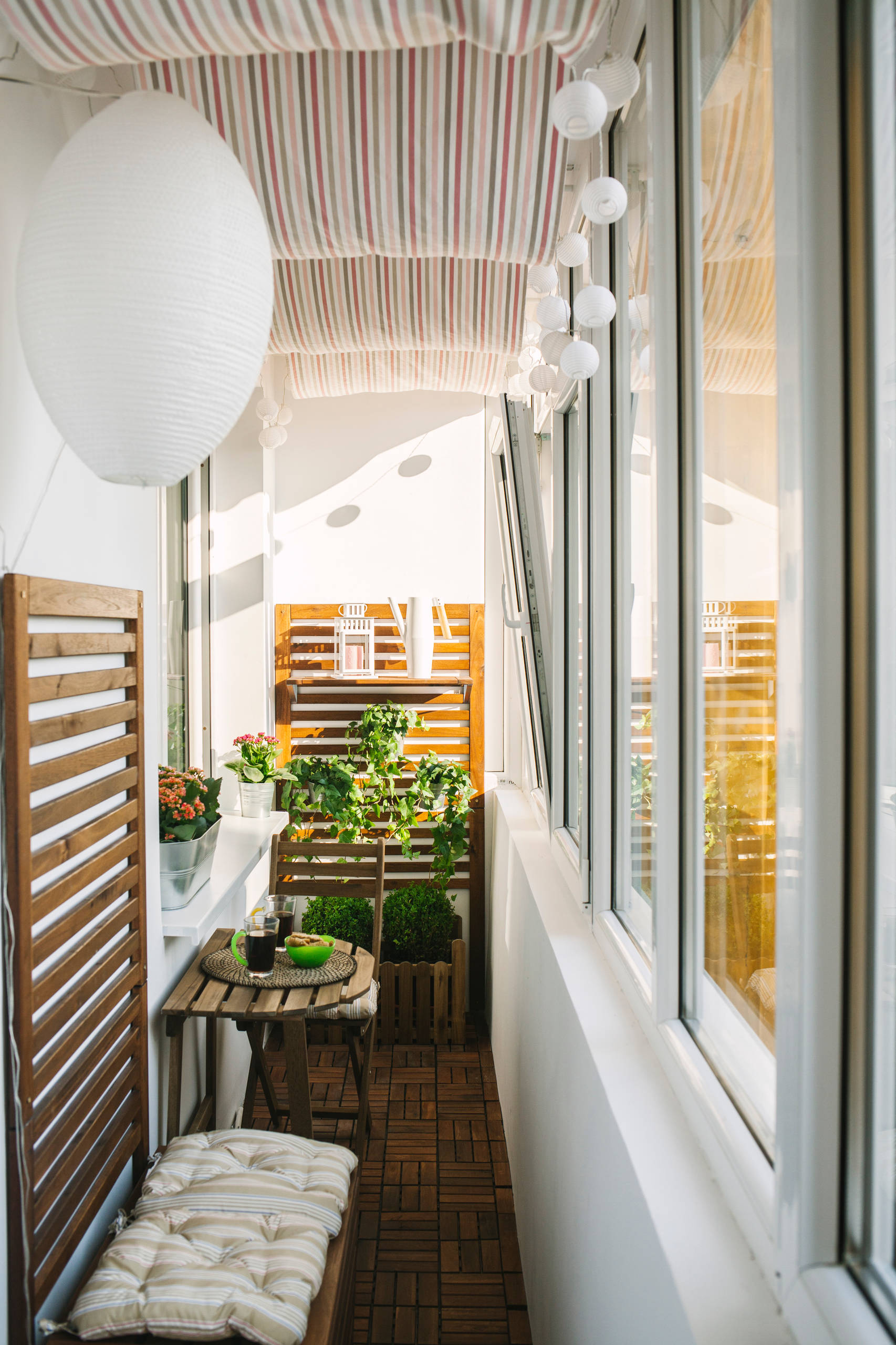 Ban công phong cách Scandinavian nhỏ với đồ nội thất bằng gỗ Phong cách Scandinavia được áp dụng cho ban công, được thiết kế trên diện tích nhỏ tính bằng mét vuông, và lựa chọn màu sắc, vật liệu và đồ nội thất cũng được thực hiện theo đó.| Houzz.com – Tín dụng |  © Georgiana Ursache