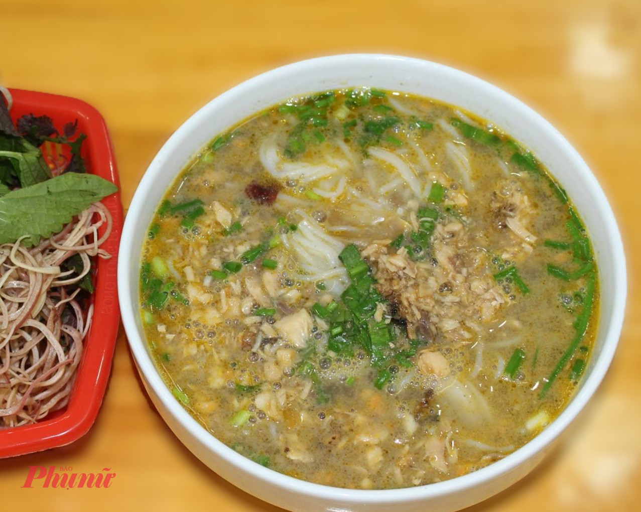 Tôi khoái biến tấu không chả cá, chỉ có cá tươi hầm nhừ, như tan nơi đầu lưỡi.