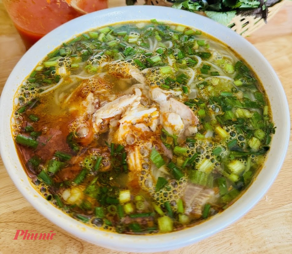 Phiên bản cá tươi hấp kỹ để cảm nhận vị ngọt, chắc của cá sông Đà trứ danh.