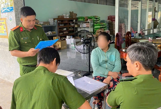 Đoàn kiểm tra làm việc với cơ sở vi phạm…Ảnh: Cổng thông tin Công an tỉnh Cà Mau