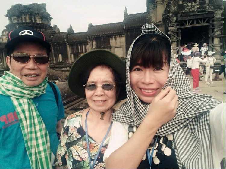 Còn cha mẹ là còn quê hương Thi Thảo (bên phải) đã dành 4 ngày đưa bố mẹ đi khám phá AngKor Wat, Campuchia