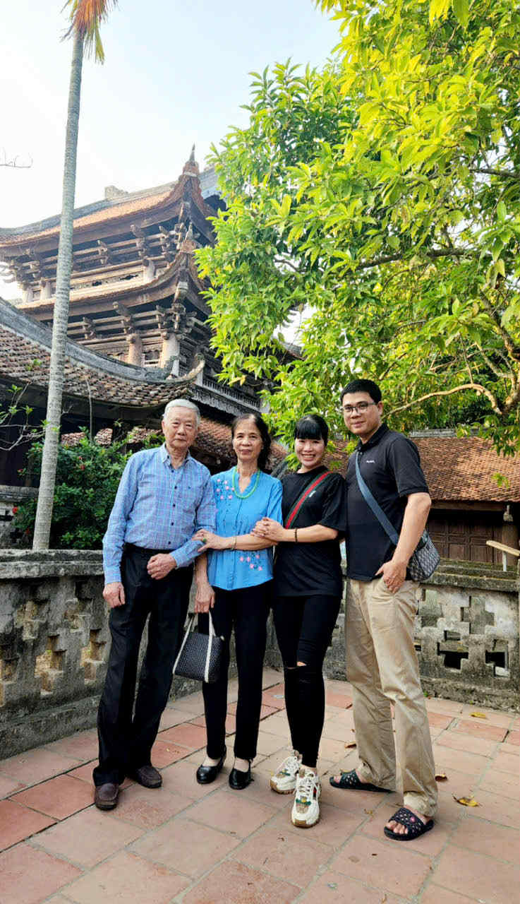 Còn cha mẹ là còn quê hương Hai vợ chồng Thi Thảo đưa bố mẹ tôi đi Chùa Keo, Thái Bình