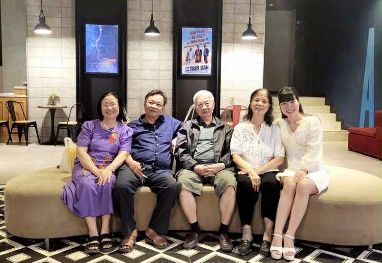 Còn cha mẹ là còn quê hương Thi Thảo (ngoài cùng bên phải) mời bố mẹ chồng và bạn bố mẹ chồng đi xem phim tại Ecopark, Hưng Yên