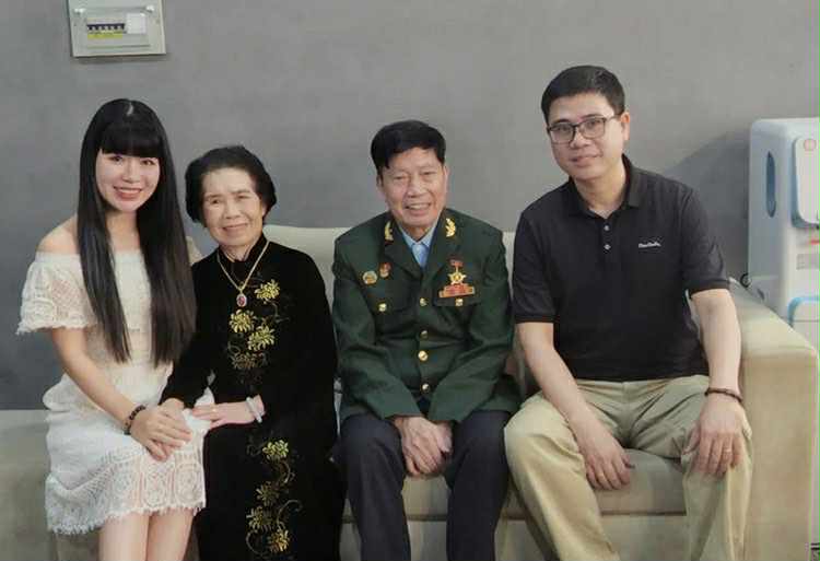 Còn cha mẹ là còn quê hương Vợ chồng nhân vật chụp ảnh cùng Bố mẹ khi ông bà tham gia talkshow “Tình trăm năm”