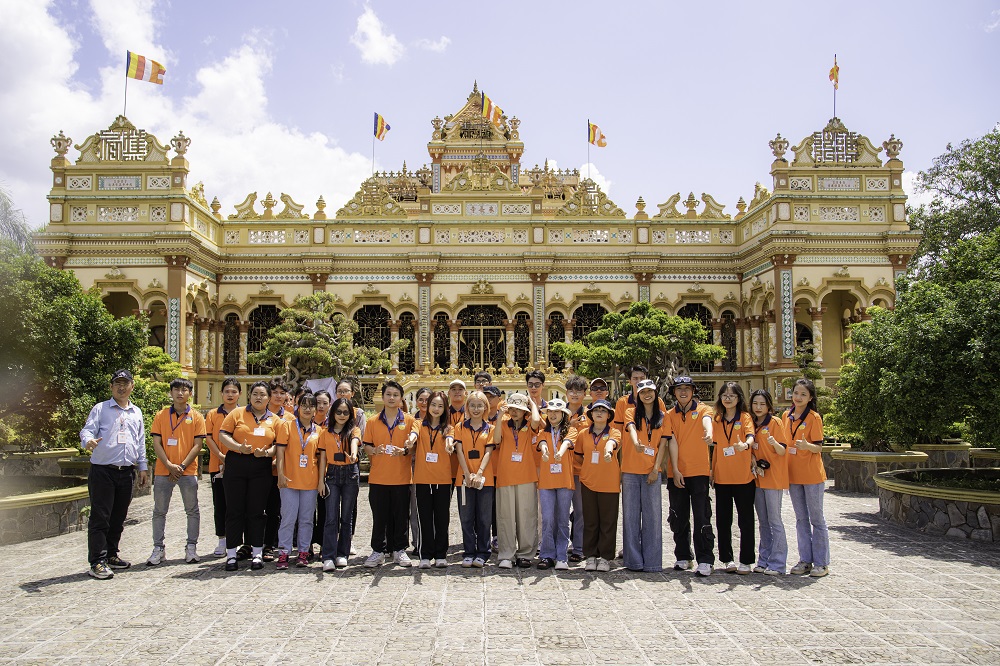 Sinh viên trải nghiệm đi tour liên tục để vững tay nghề - Ảnh: HUTECH
