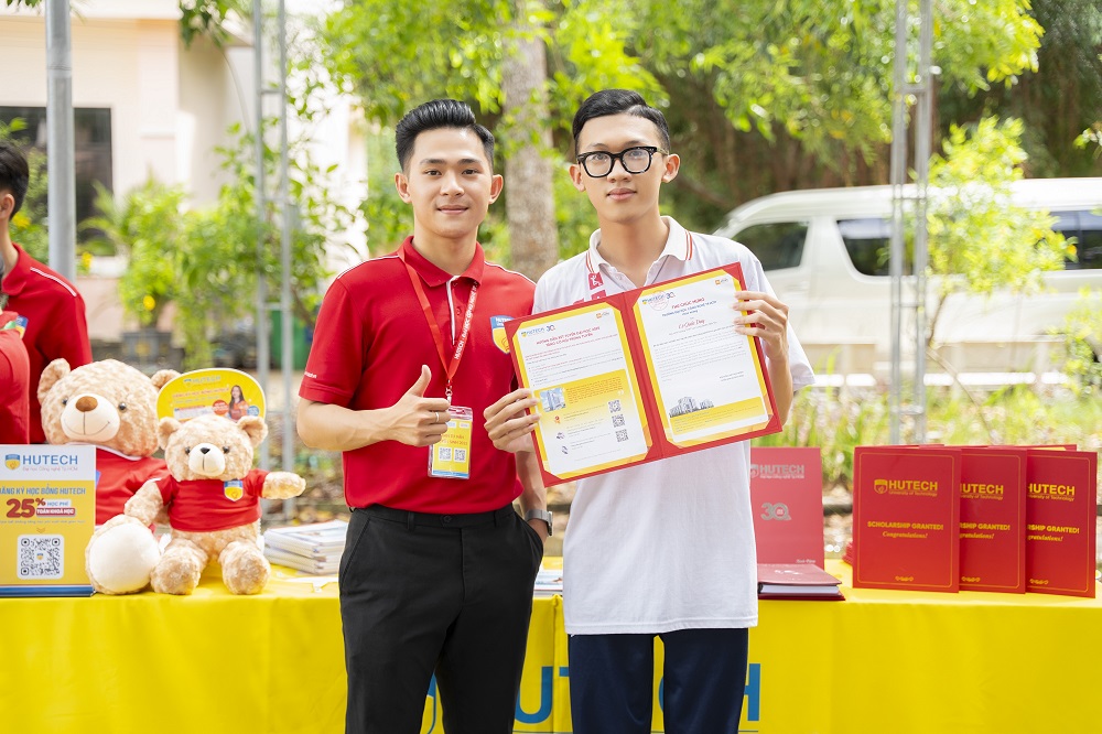 HUTECH đồng hành cùng tuổi trẻ cả nước an tâm theo đuổi ước mơ đại học với học bổng HUTECH trị giá 25% học phí toàn khóa - Ảnh: HUTECH