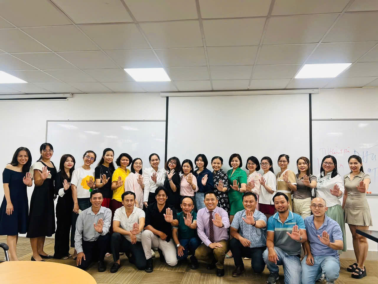 Anh Mộng và chị Bình (thứ 2 từ phải sang của 2 hàng) trong một buổi học cùng nhau. Ảnh do nhân vật cung cấp
