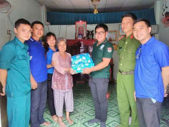 Câu chuyện tình yêu: Yêu và cưới chỉ trong 2 tháng Anh Nhã và chị Ngọc (thứ 2 và 3 từ trái sang) trong chương trình thiện nguyện mùa hè 2017. Ảnh do nhân vật cung cấp
