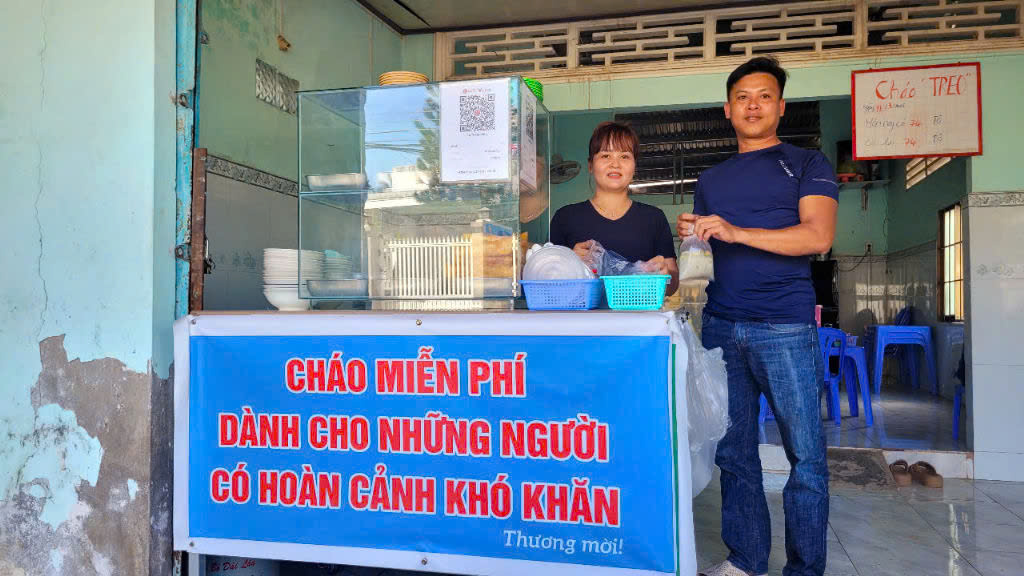 Câu chuyện tình yêu: Yêu và cưới chỉ trong 2 tháng Vợ chồng anh Nhã cùng đồng tâm thực hiện mô hình cháo treo tại quán. Ảnh do nhân vật cung cấp