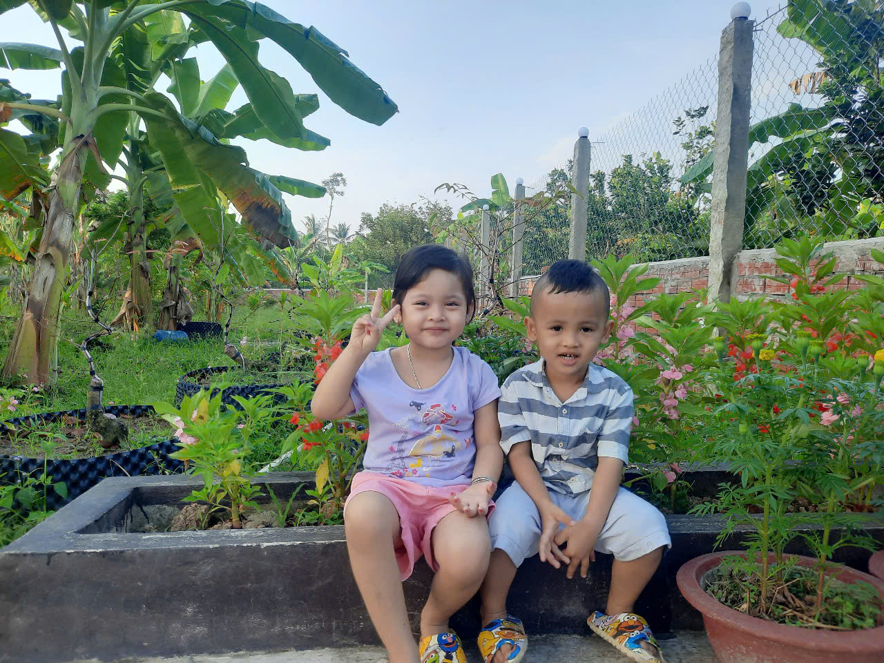 Câu chuyện tình yêu: Yêu và cưới chỉ trong 2 tháng Con trai và con gái của anh Nhã và chị Ngọc chơi tại sân nhà. Ảnh do nhân vật cung cấp