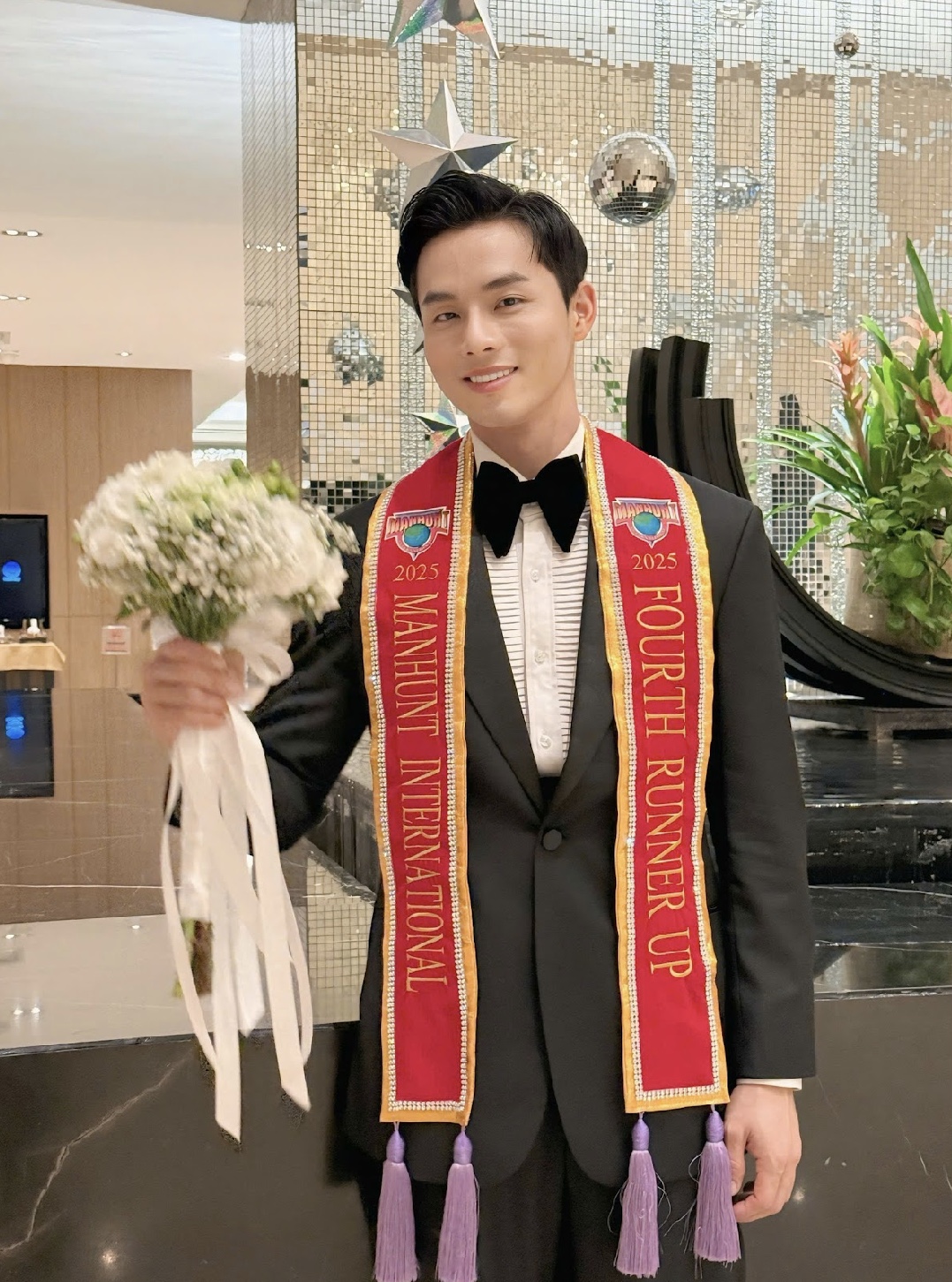 Nguyễn Vũ Linh sinh năm 1994, quê Bến Tre, tốt nghiệp Đại học Công nghệ TP HCM và từng làm tiếp viên hàng không. Anh cao 1,86 m, nặng 78 kg, hiện hoạt động với vai trò người mẫu kiêm diễn viên tự do. Vũ Linh từng đạt nhiều thành tích như top 10 Mister Tourism Universe 2017, á quân Người mẫu Thời trang Việt Nam 2018, top 10 The Next Gentleman Vietnam 2022, Á vương Hòa bình Quốc tế 2022 và gần nhất là danh hiệu Người mẫu được yêu thích nhất tại giải thưởng Người mẫu Việt Nam 2023.  