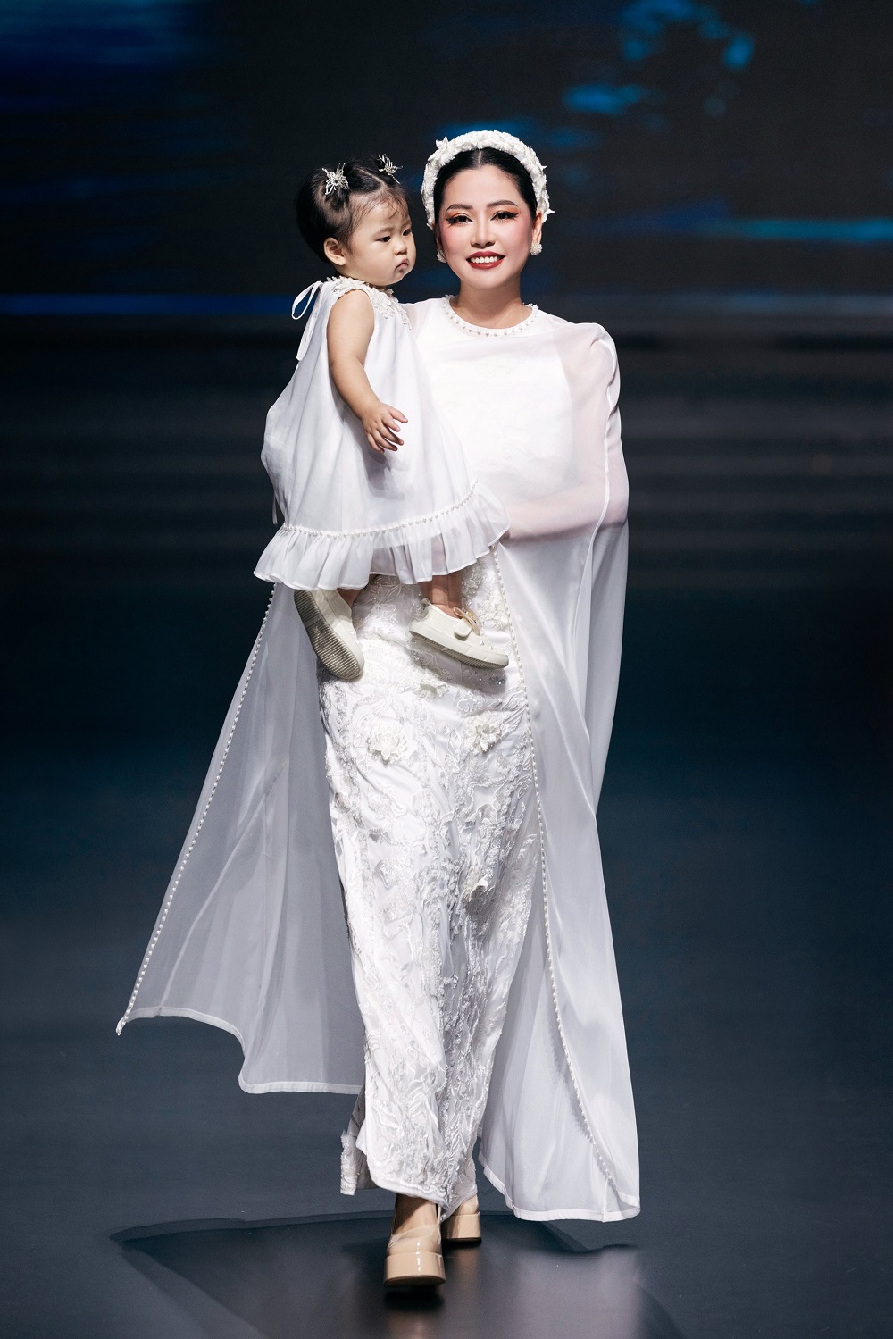 Nữ CEO gây sốt khi bế con lên sàn catwalk - Ảnh: nhân vật cung cấp