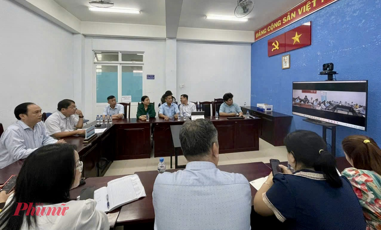 Cán bộ, công chức tham gia vận hành thử nghiệm mô hình chính quyền địa phương 02 cấp tại Trung tâm Hành chính công phường Tân Sơn Nhất - Ảnh: Thanh Tâm