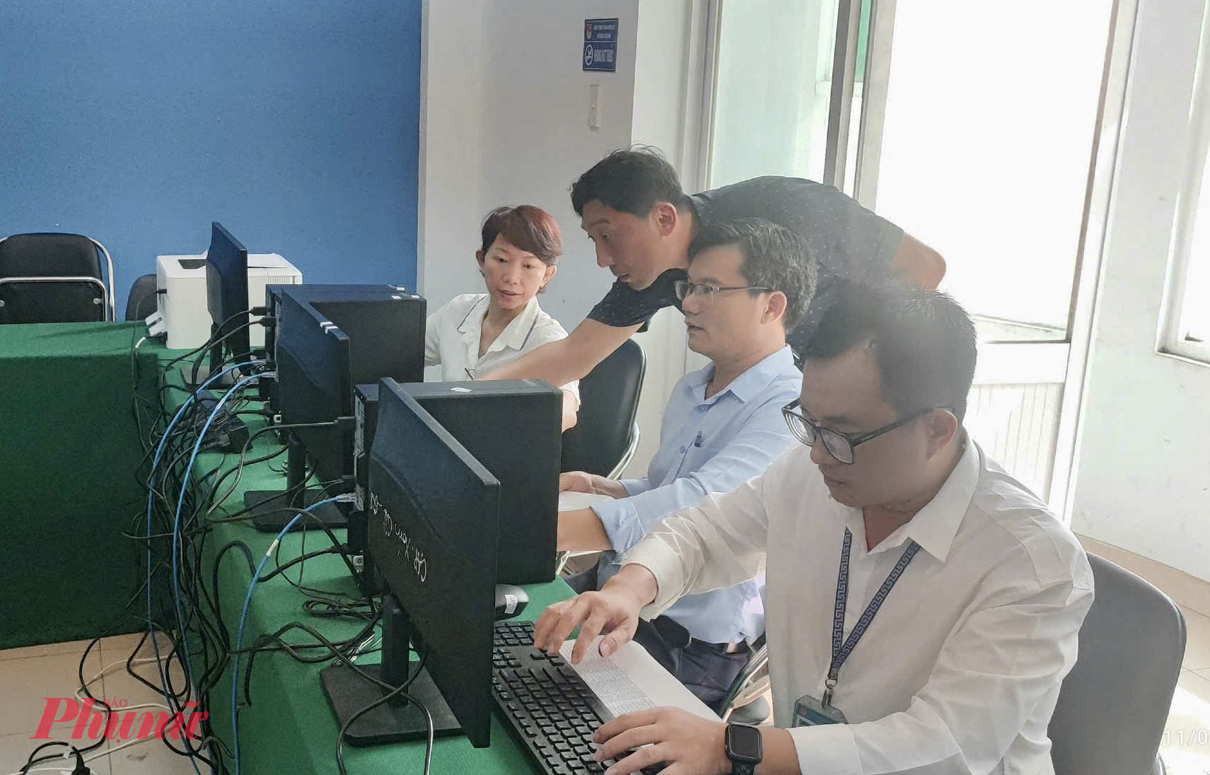 Cán bộ, công chức thao tác trực tiếp trên nền tảng số dùng chung triển khai mô hình chính quyền địa phương 2 cấp tại điểm dự kiến Trung tâm Hành chính công phường Tân Sơn Nhất - Ảnh: Thanh Tâm