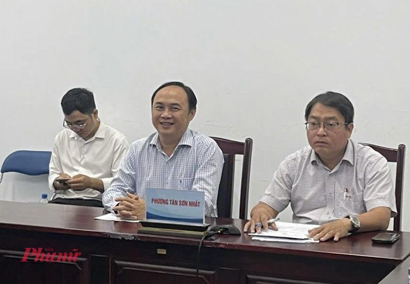 Ông Lê Hoàng Hà - Bí thư Quận ủy Tân Bình (trái) và ông Đoàn Văn Đủ - Quận ủy viên, Phó Chủ tịch UBND quận tại điểm Trung tâm Hành chính công phường Tân Sơn Nhất - Ảnh: Thanh Tâm