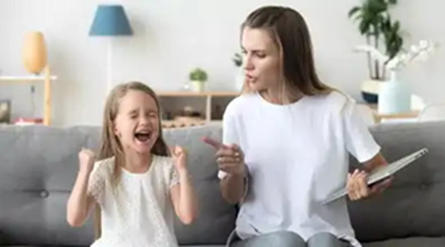 Thói nghiện điện thoại thông minh được cho là liên quan đến những hành vi không tốt ở trẻ em — Ảnh: Times of India