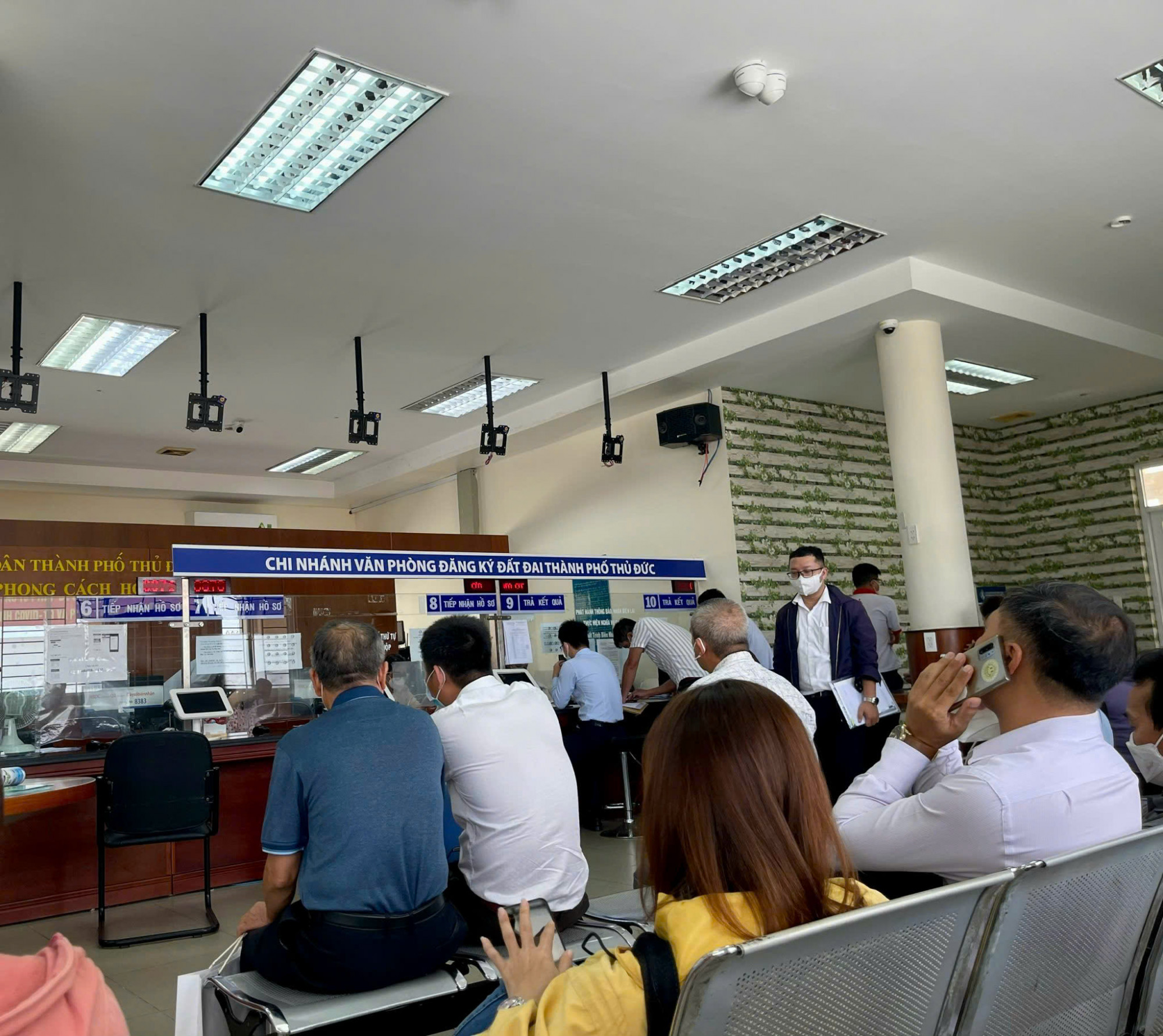 Người dân làm hồ sơ đất đai ở TP Thủ Đức
