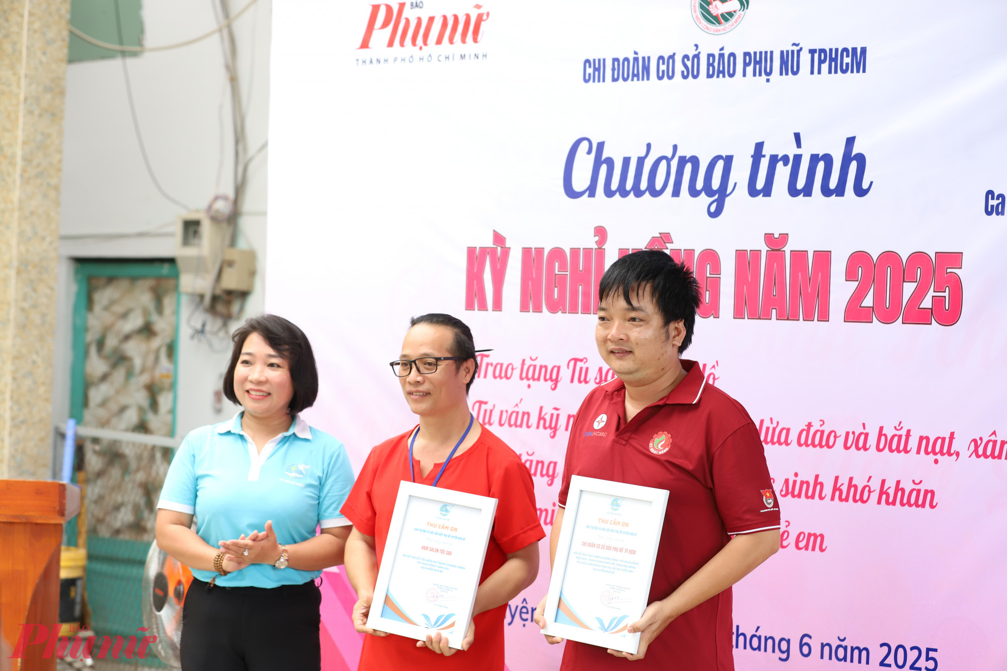 Bà Nguyễn Thị Mỹ Linh - Phó Chủ tịch Hội LHPN huyện Nhà Bè - trao thư cảm ơn cho đại diện Chi đoàn cơ sở Báo Phụ nữ TPHCM (bìa phải) và đơn vị đồng hành là Hair Salon Tóc Sao (giữa).