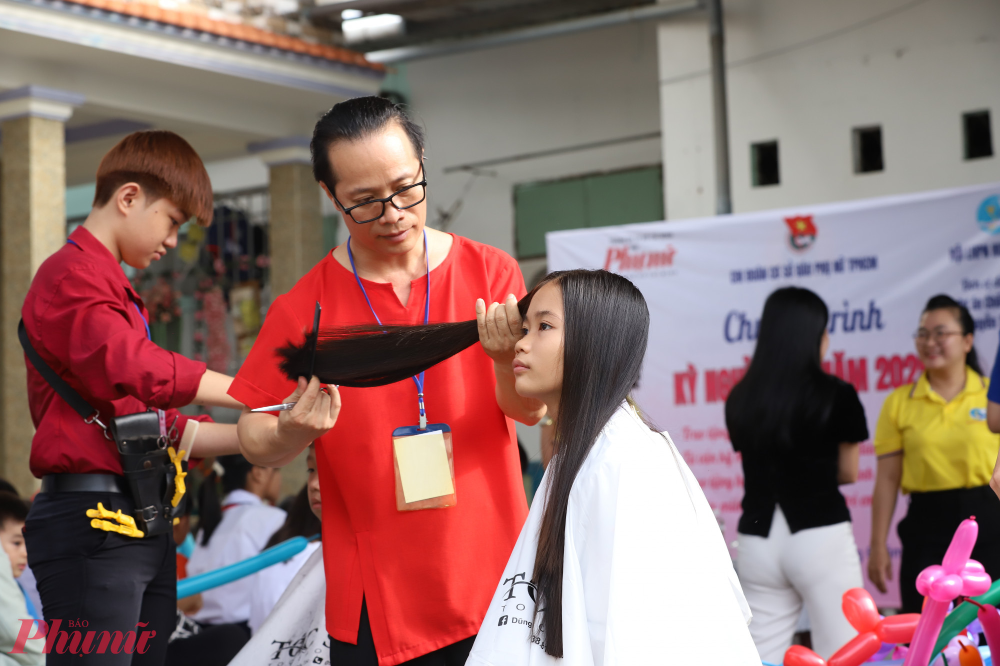 Các em nhỏ tham gia chương trình được Hair Salon Tóc Sao cắt tóc miễn phí.