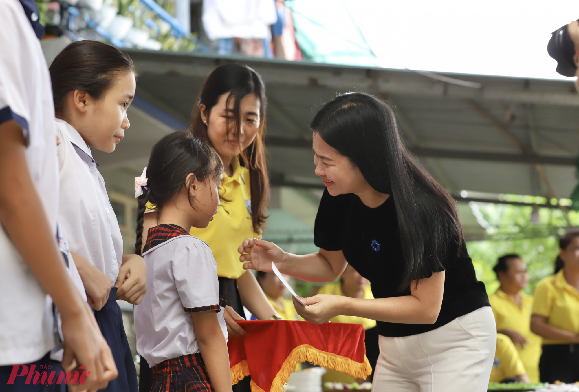 Bà Phạm Thị Vân Anh trao học bổng cho các em học sinh vượt khó học giỏi.