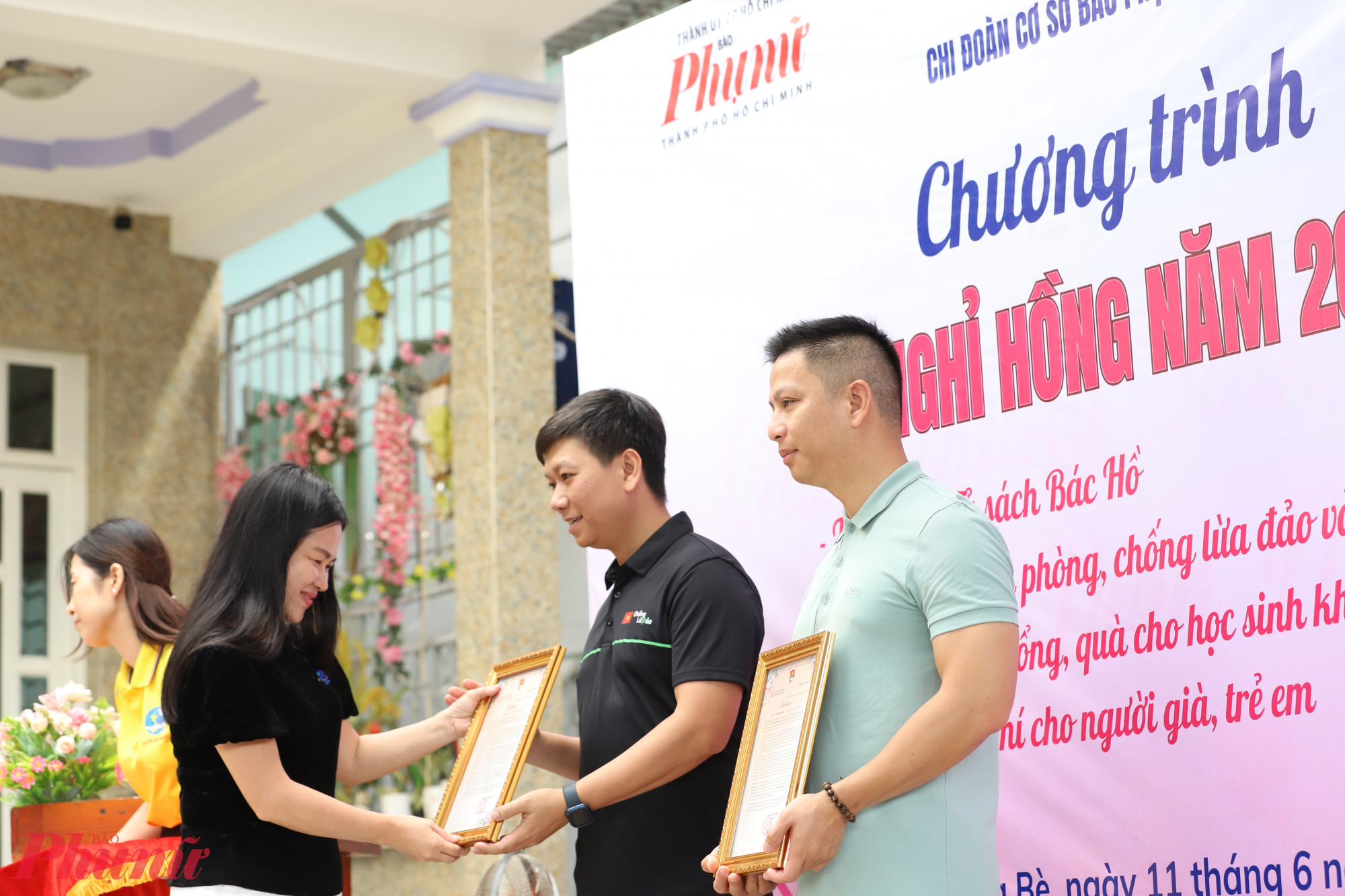 Bà Phạm Thị Vân Anh trao thư cảm ơn 2 đại diện của Dự án Chống Lừa Đảo đã tham gia chương trình.