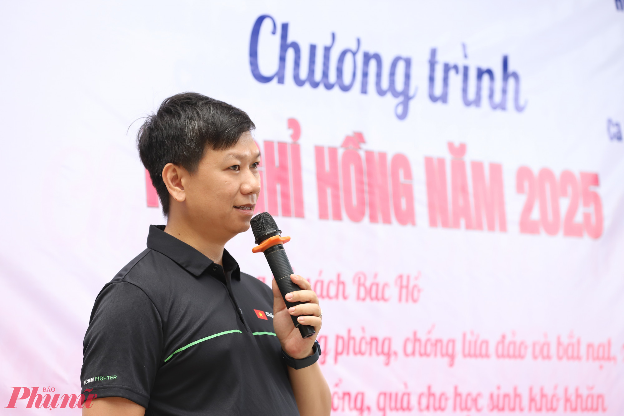 Chuyên gia Lê Phước Hòa tư vấn kỹ năng phòng chống lừa đảo, bắt nạt, xâm hại qua mạng cho các em học sinh và phụ nữ trên địa bàn xã Phước Lộc, huyện Nhà Bè.