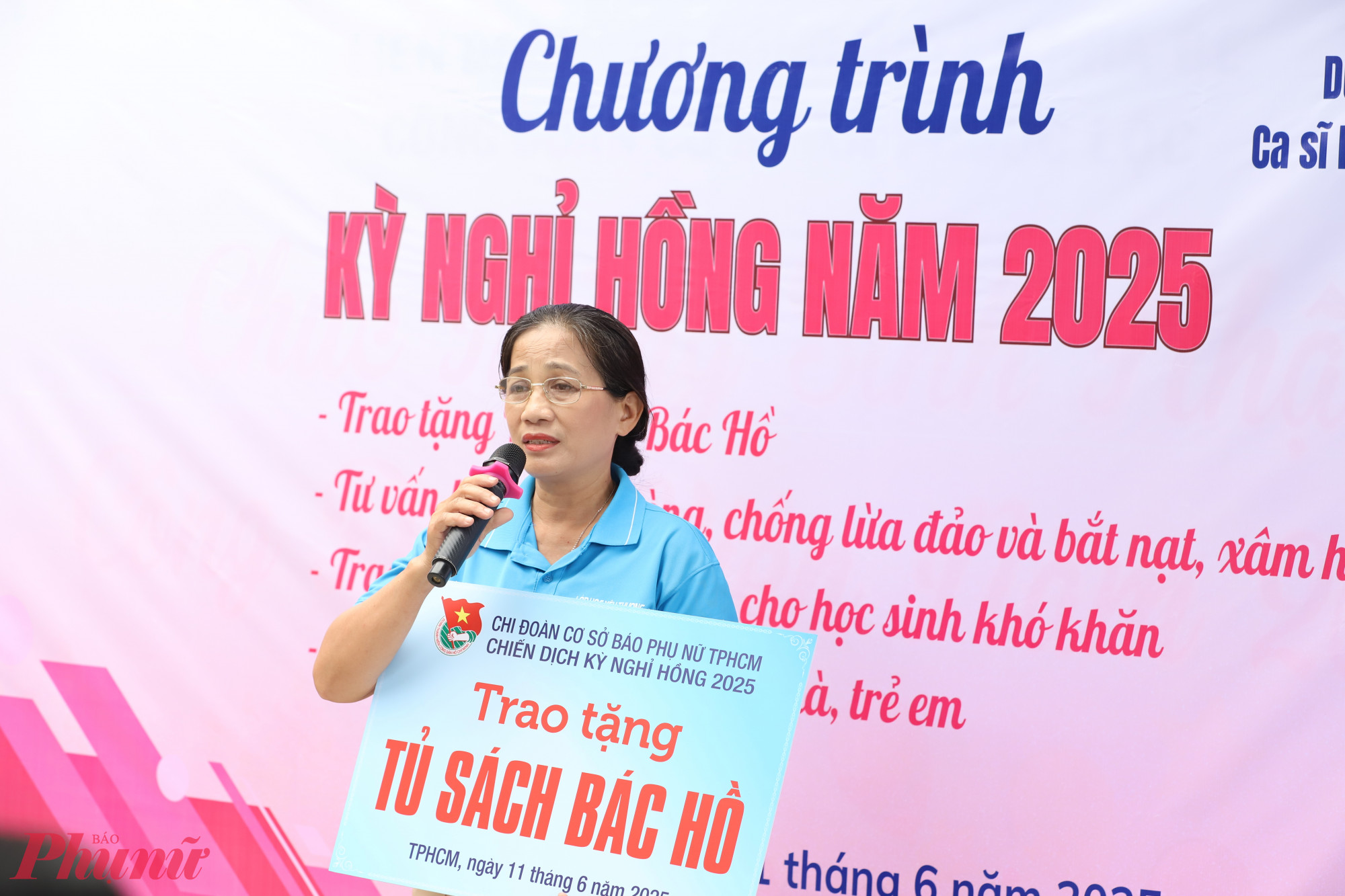 Cô Nguyễn Thị Lệ Anh chia sẻ sau khi nhận Tủ sách Bác Hồ chắp cánh ước mơ từ Chi đoàn cơ sở Báo Phụ nữ TPHCM.