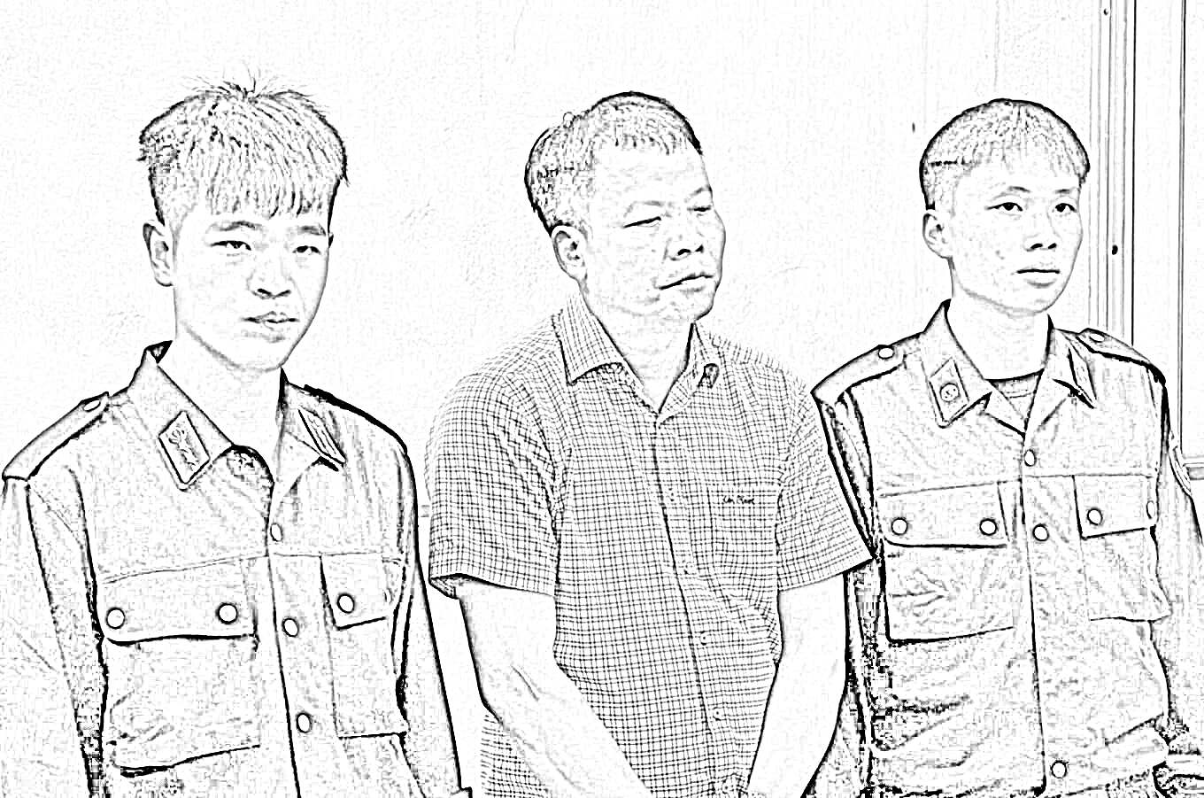 Cựu Tổng biên tập Tạp chí Môi trường và đô thị Việt Nam (giữa). Ảnh: BCA