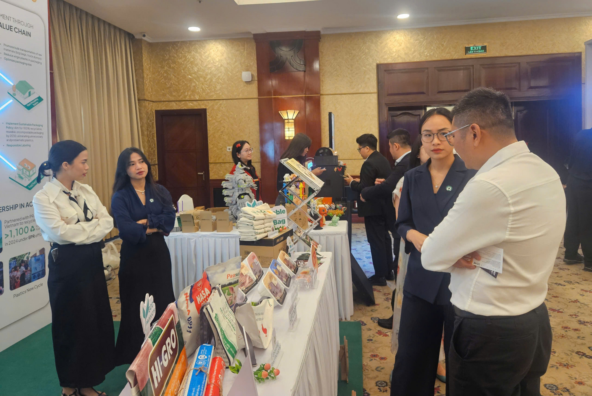 Việc thiết kế bao bì thông minh, phát triển vật liệu phân hủy sinh học cũng làm góp phần giảm thiểu rác thải ra môi trường - Ảnh: Doanh nghiệp giới thiệu sản phẩm có thiết kế thân thiện môi trường 