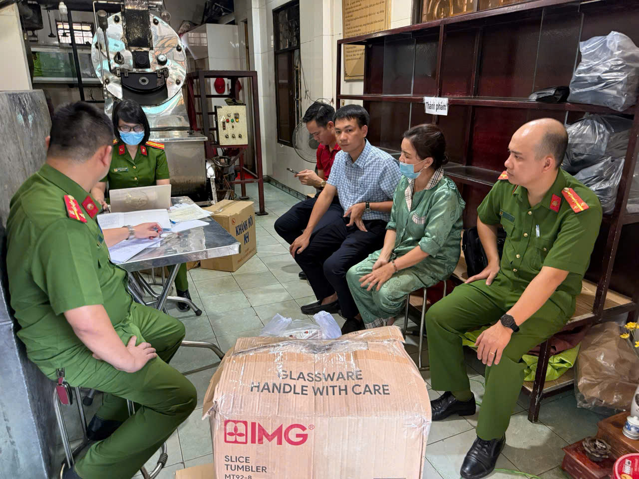 Kiểm tra cơ sở sản xuất cà phê của gia đình bà Trần Thị Phước 