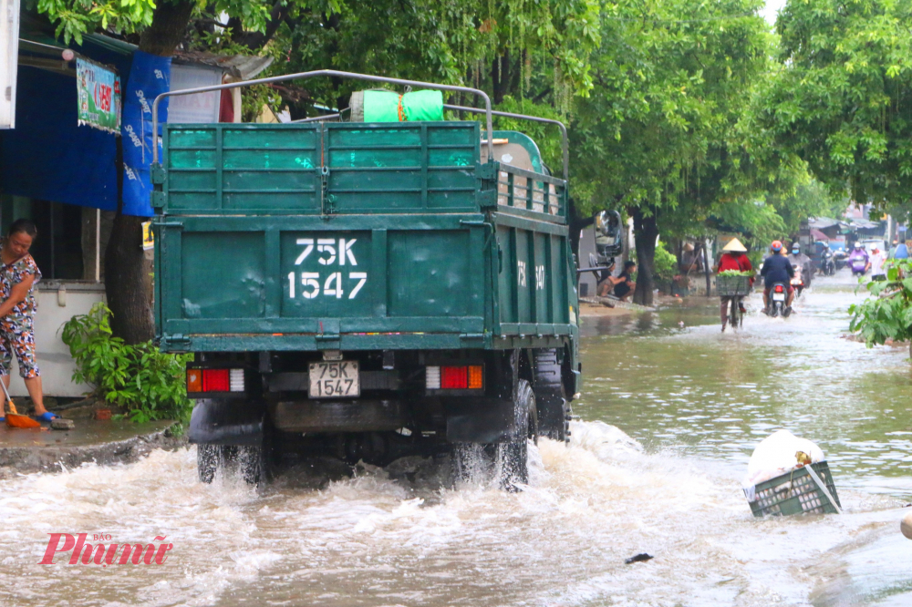 Bộ Chỉ huy Bộ đội biên phòng thành phố, Cảng vụ Hàng hải Thừa Thiên Huế Chi cục Thuỷ sản, Đài Thông tin duyên hải Huế tăng cường thời lượng thông báo cho chủ các phương tiện, thuyền trưởng đang hoạt động trên biển biết vị trí, hướng di chuyển và diễn biến của áp thấp nhiệt đới để chủ động phòng tránh, thoát ra hoặc không di chuyển vào khu vực nguy hiểm