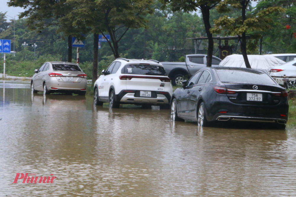 Từ sáng sớm nay, mưa lớn kèm theo giông  kéo dài nhiều giờ khiến các tuyến đường bao quanh  khu  vực chung chư Xuân Phú, đường Nguyễn Lộ Trạch  TP Huế nước mưa không kịp thoát gây ngập sâu