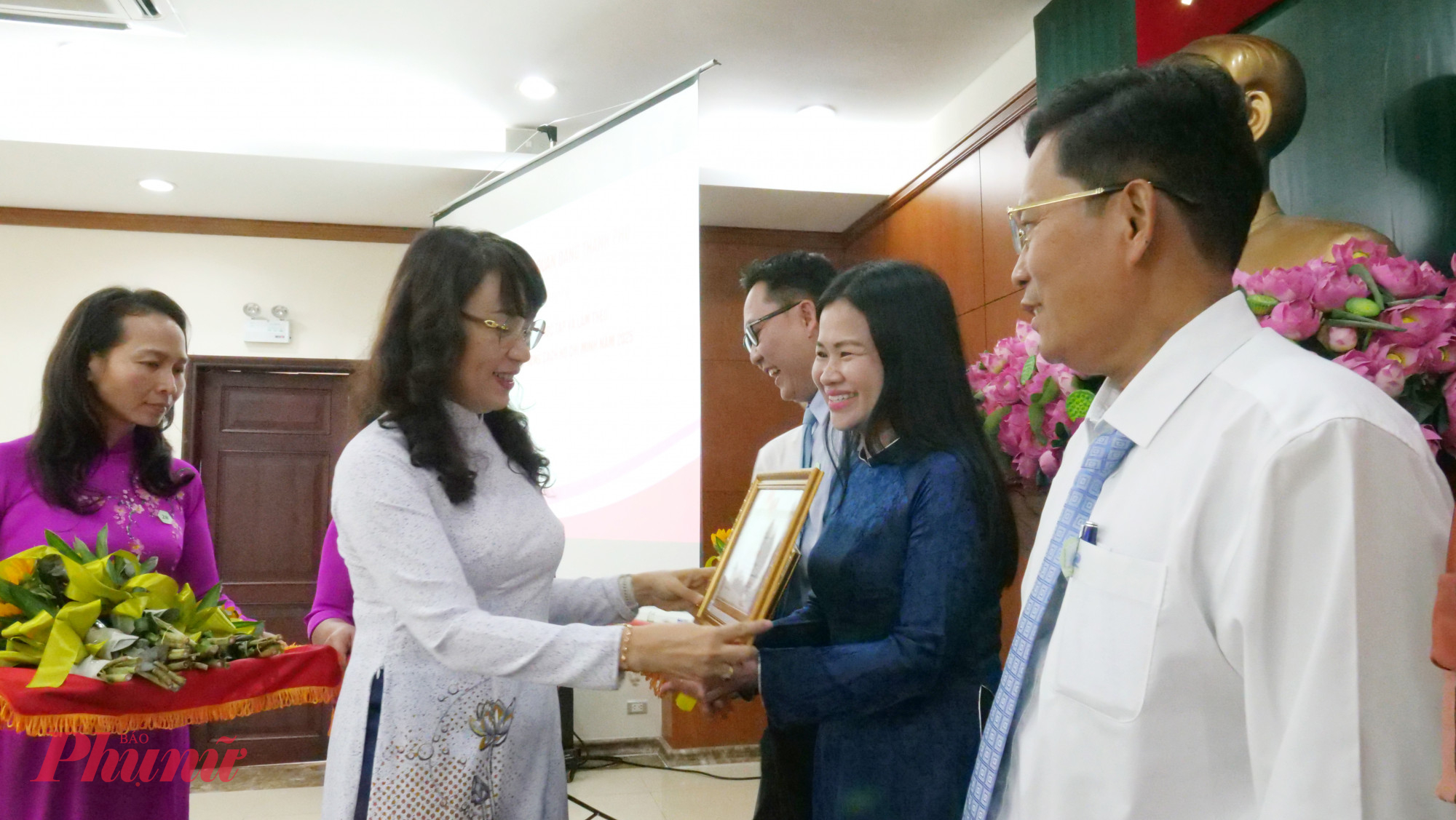 Phó Tổng biên tập Báo Phụ nữ TPHCM Phạm Thị Vân Anh - được tuyên dương tại hội nghị.