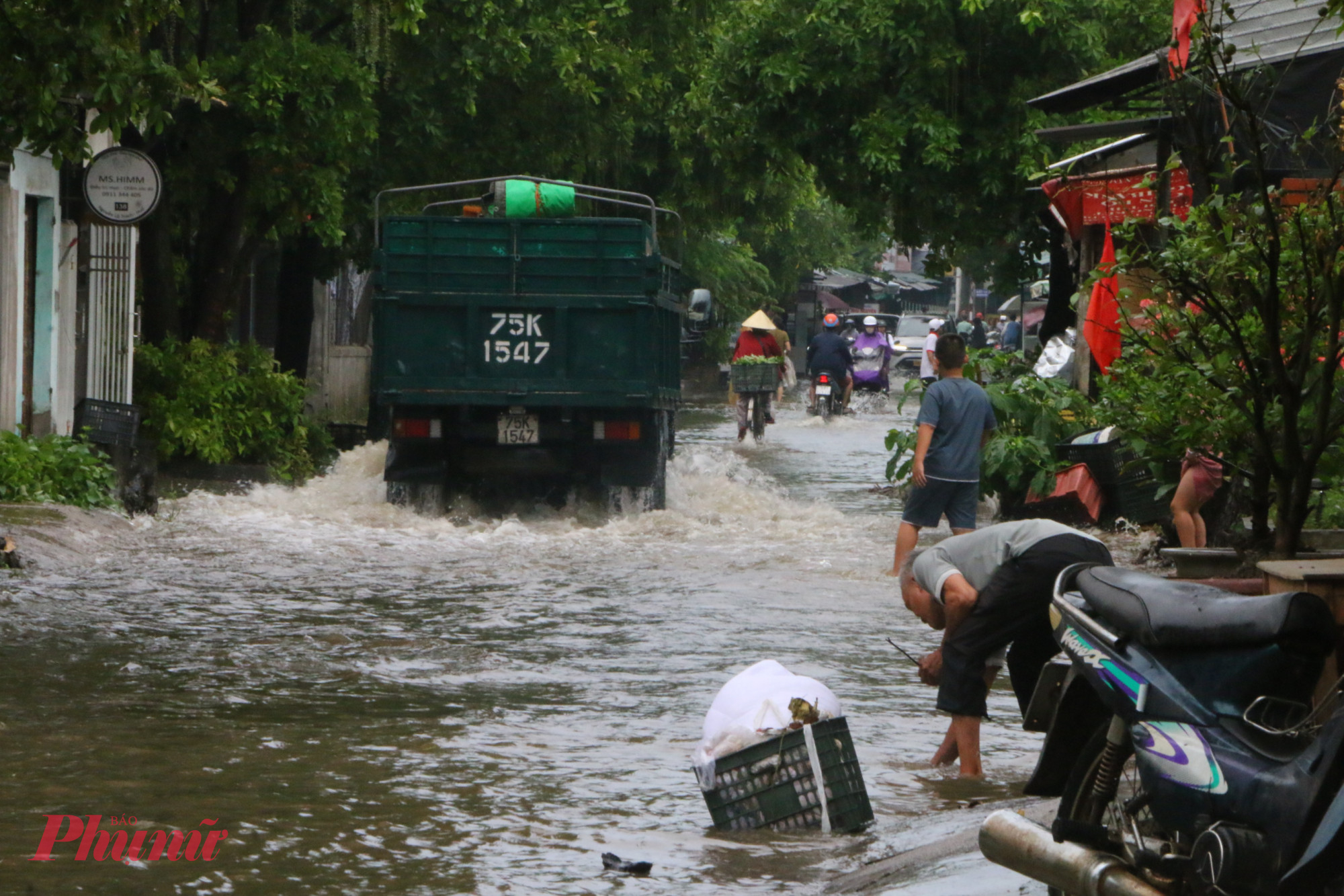 Tại khu vực dẫn vào kiệt 163 đến 183 đường Nguyễn Lộ Trạch (Phường Xuân Phú, TP Huế) nước mưa ngâm nhiều giờ khiến bà con đi lại khó khăn