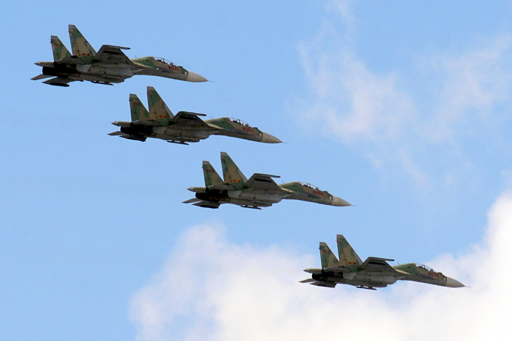 Trao giải cuộc thi ảnh “Khoảnh khắc nghề báo” Biên đội máy bay tiêm kích Su-30MK2 bay biểu diễn trên bầu trời TP Hồ Chí Minh.