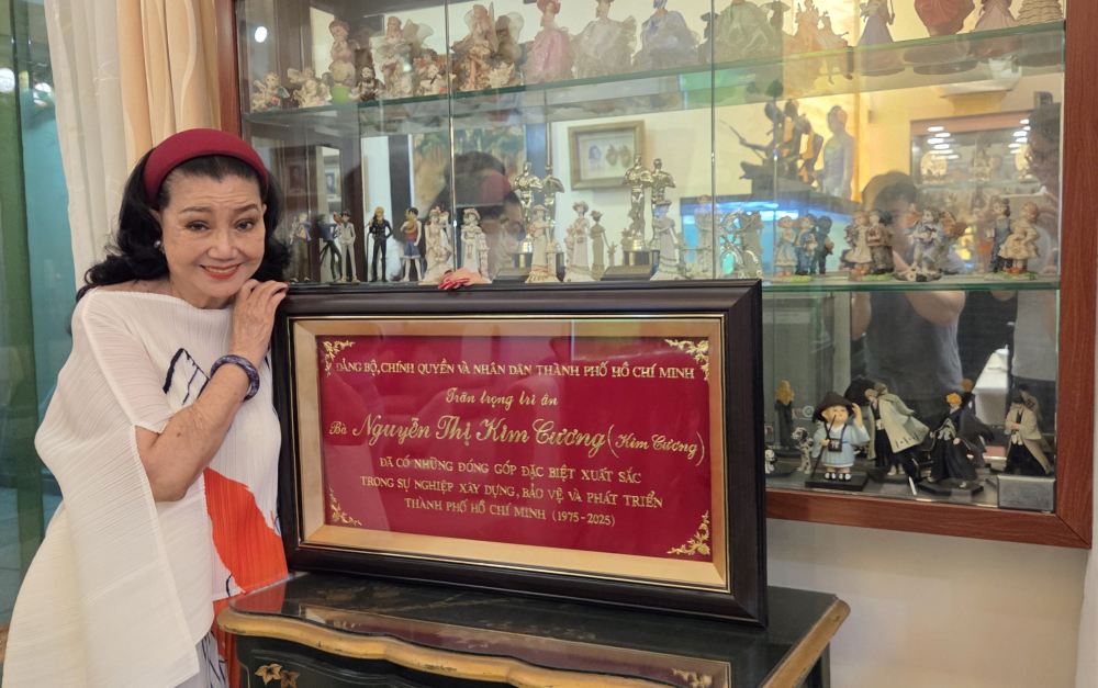 NSND Kim Cương vinh dự được bình chọn vào danh sách 60 cá nhân tiêu biểu của TPCM trong 50 năm qua - Ảnh: Ngọc Tuyết