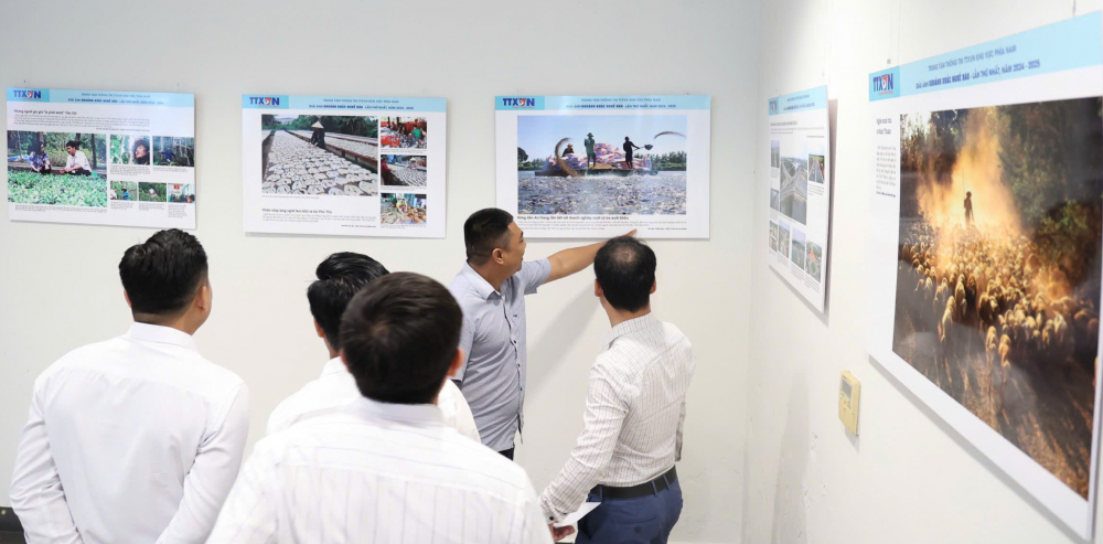 Trao giải cuộc thi ảnh “Khoảnh khắc nghề báo”