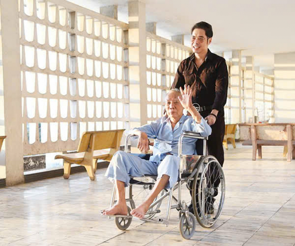 Ngọc Sơn vào Bệnh viện Thống Nhất chăm sóc cha lúc cha anh còn sống - Ảnh do nhân vật cung cấp