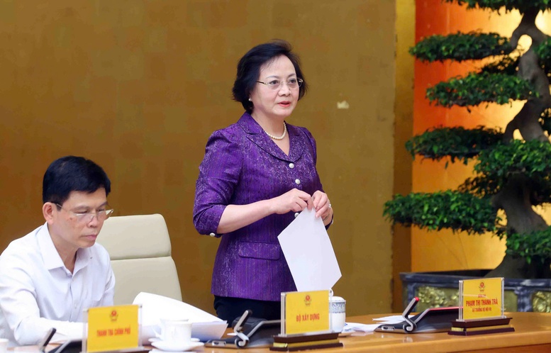 Bộ trưởng Bộ Nội vụ Phạm Thị Thanh Trà báo cáo kết quả xây dựng các Nghị định về phân cấp, phân quyền và phân định thẩm quyền gắn với mô hình tổ chức chính quyền địa phương 02 cấp. Ảnh: VGP