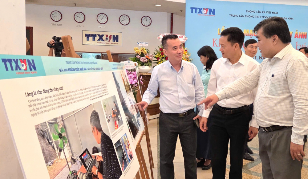 Trao giải cuộc thi ảnh “Khoảnh khắc nghề báo” Các đại biểu xem ảnh trưng bày.