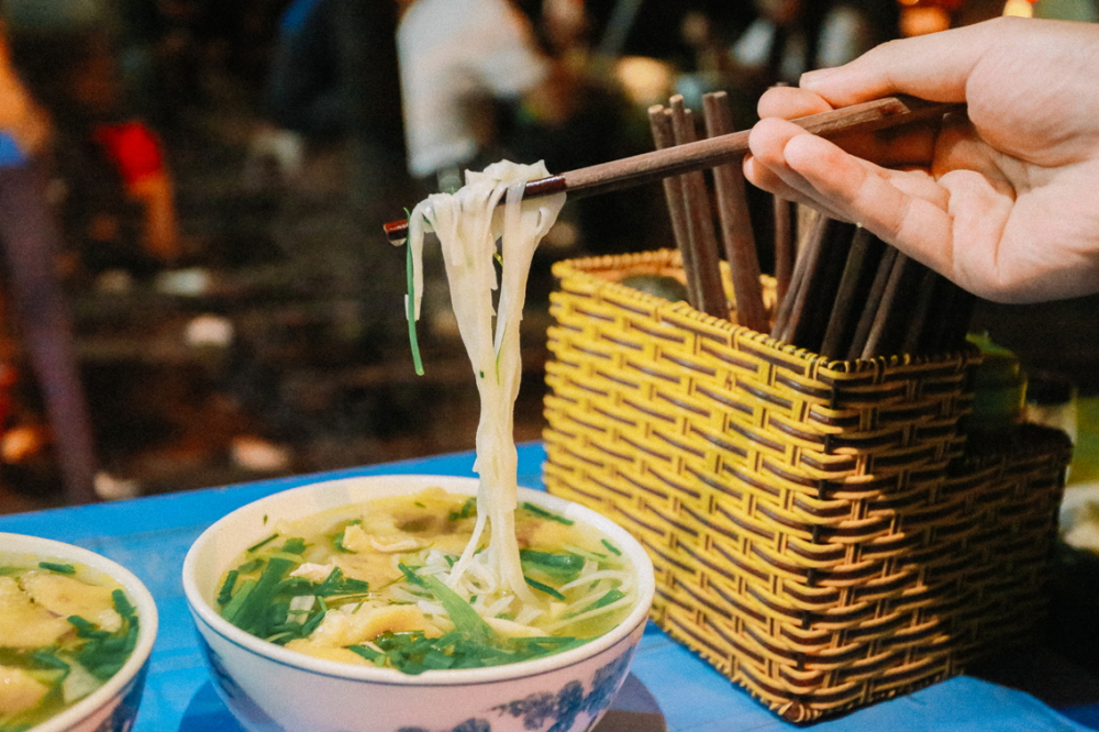 Ăn mặn - sát thủ âm thầm của hàng triệu người Việt 1 tô phở chứa lượng muối đủ 80% nhu cầu trong ngày - ẢNH: ANH NGỌC