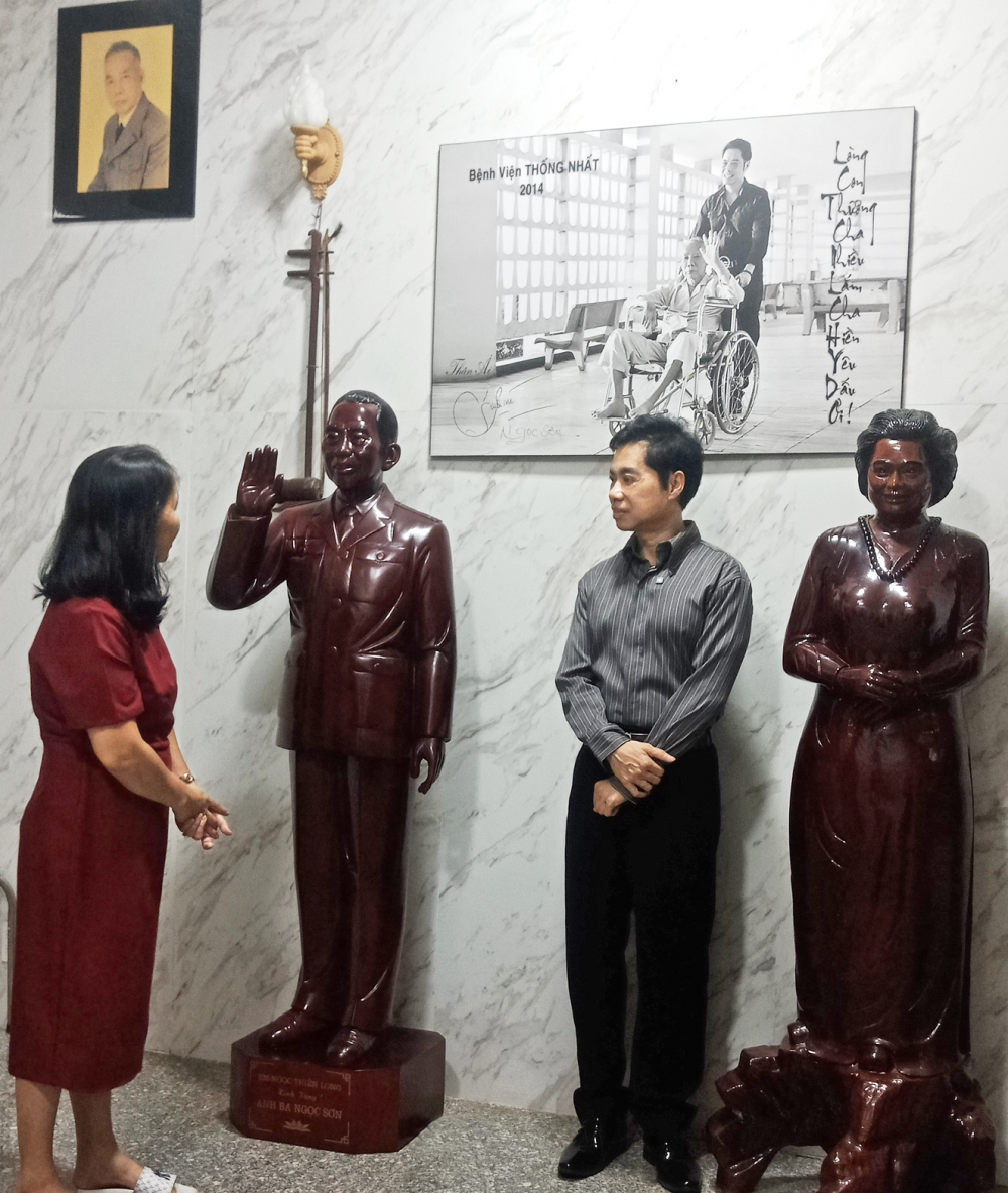Hằng đêm, danh ca Ngọc Sơn vẫn viếng căn phòng ở lầu 3 nơi có bức tượng gỗ của cha mẹ để tâm sự, chia sẻ những nỗi niềm trong ngày  - ẢNH: TÔ DIỆU HIỀN