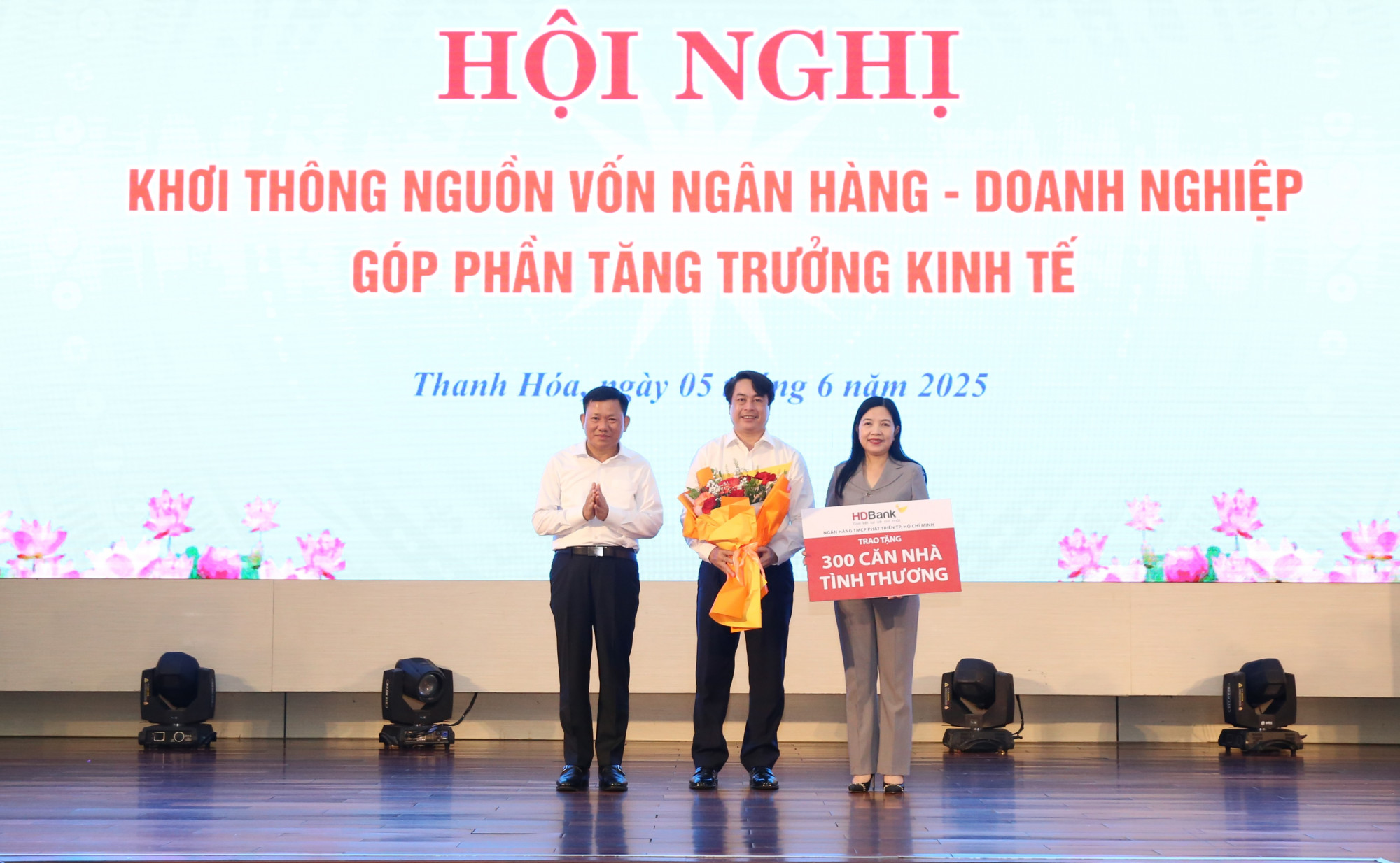 Ông Nguyễn Văn Hảo - Phó tổng giám đốc HDBank - trao tặng kinh phí xây dựng 300 căn nhà tình thương cho các hộ khó khăn tại tỉnh Thanh Hóa - Ảnh: HDBank