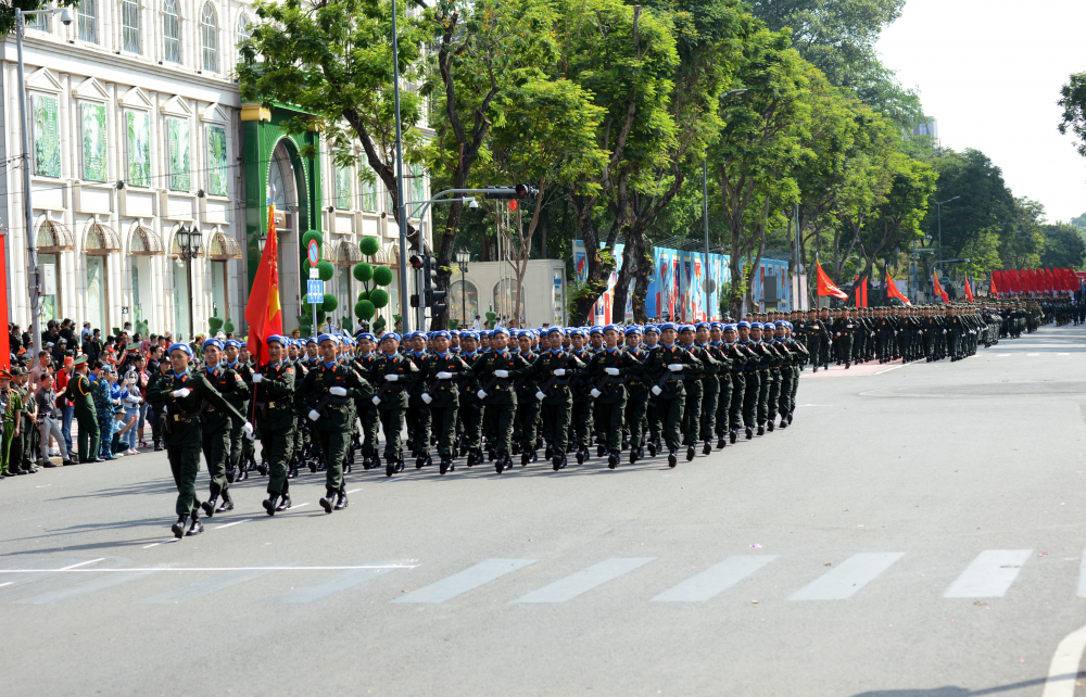 Trao giải cuộc thi ảnh “Khoảnh khắc nghề báo” Các khối diễu binh, diễu hành (38 khối của lực lượng vũ trang và 12 khối diễu hành đại diện cho các tổ chức quần chúng) xuất phát từ phía giao lộ Lê Duẩn-Nguyễn Bỉnh Khiêm (Quận 1), sau đó tiếp tục di chuyển qua lễ đài chính trên đường Lê Duẩn, phía trước Hội trường Thống Nhất rồi chia ra 4 hướng di chuyển về điểm tập kết.